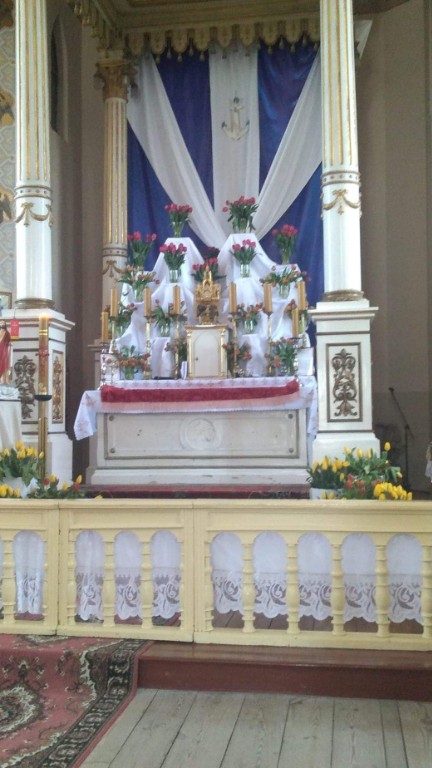 Ołtarz główny w Nowej Sobótce 
